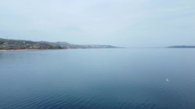 Göl ve dağ manzarası. Sakarya 'daki Sapanca Gölü. İHA görüntüsü. Göllerde su seviyesi. Kuraklık kavramı.