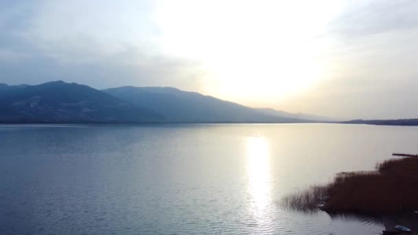 湖と山の風景 サカリヤのサパンカ湖 ドローン ビュー 湖の水位 干ばつの概念 — ストック動画