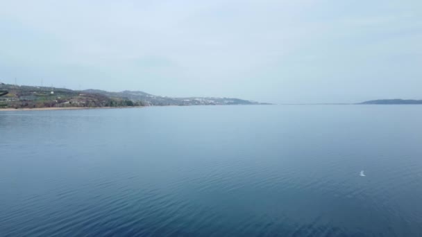 湖景和山景 萨卡里亚的萨班卡湖无人机视图 湖泊的水位 干旱概念 — 图库视频影像