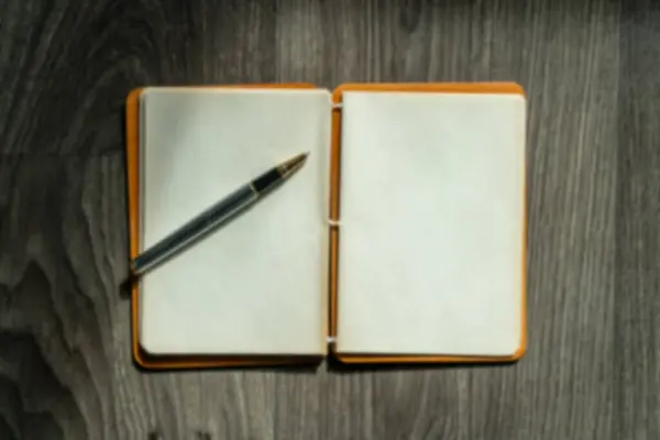 木製のテーブルの上に空白のページと鉛筆でノート テキスト高角度表示用のノートブックコピースペースを開きます メモ帳のコンセプトにメモを取る ブリリーの背景 — ストック写真