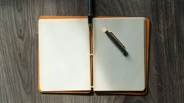 Caderno Com Páginas Branco Lápis Sobre Mesa Madeira Abra Espaço — Fotografia de Stock