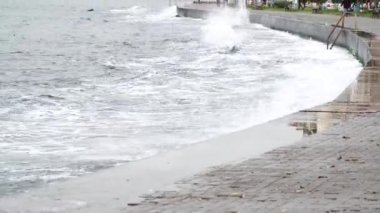Fırtına dalgaları karaya vuruyor. Güneybatı rüzgarı büyük dalgalar yaratır. Fırtına dalgası