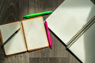 Tahta masanın üzerinde boş sayfalar olan not defteri. Metin için açık defter kopyalama alanı yüksek açılı görünümü. Konsept çalış. Seçici odak dahil.