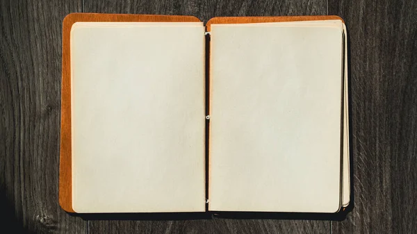 Σημειωματάριο Ξύλινο Τραπέζι Θέα Υψηλής Γωνίας Ανοίξτε Σημειωματάριο Λευκό Χαρτί — Φωτογραφία Αρχείου