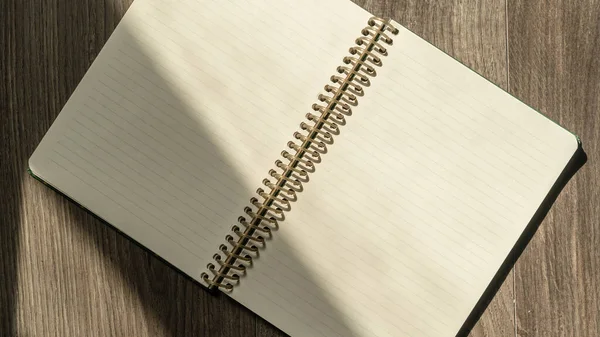 木制桌子上的记事本 角度较高 用空白纸打开笔记本 复制文本的空间 包括有选择的重点 — 图库照片