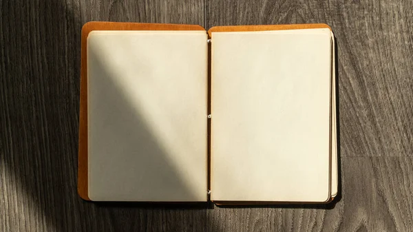 Σημειωματάριο Ξύλινο Τραπέζι Θέα Υψηλής Γωνίας Ανοίξτε Σημειωματάριο Λευκό Χαρτί — Φωτογραφία Αρχείου