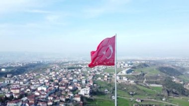 Dağın tepesinde Türk bayrağı var. Tepesinde güzel manzaralı Türk bayrağı var. Türk bayramları. 23 Nisan, 19 Mayıs, 30 Agustos, 29 Ekim konsepti. İHA görüntüsü. Havadan sinematik çekim.