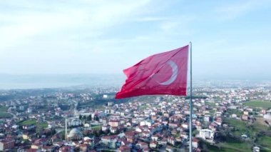 Dağın tepesinde Türk bayrağı var. Tepesinde güzel manzaralı Türk bayrağı var. Türk bayramları. 23 Nisan, 19 Mayıs, 30 Agustos, 29 Ekim konsepti. İHA görüntüsü. Havadan sinematik çekim.