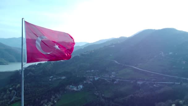 土耳其国旗在山顶上 土耳其国旗在顶部 景色优美 土耳其国定假日 Nisan Mayis Agustos Ekim Concept 无人机视图 — 图库视频影像