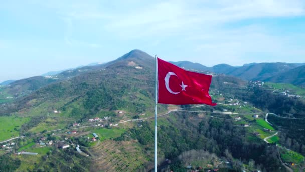 山の上にトルコの旗 美しい景色の上にトルコの旗 トルコ国民の祝日 Nisan Mayis Agustos Ekimの概念 ドローン ビュー 空中映画撮影 — ストック動画
