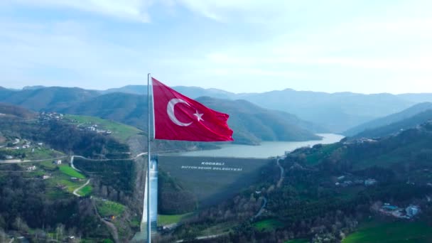 山の上にトルコの旗 美しい景色の上にトルコの旗 トルコ国民の祝日 Nisan Mayis Agustos Ekimの概念 ドローン ビュー 空中映画撮影 — ストック動画