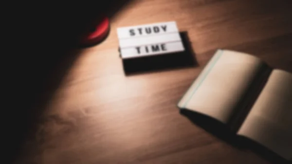 Studienkonzept Hintergrund Notizblock Mit Leeren Seiten Und Schreibtischlampe Auf Holztisch — Stockfoto