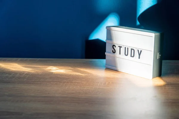 Μελετήστε Υπόβαθρο Σχέδιο Αίθουσας Μελέτης Ξύλινο Τραπέζι Γραφείο Λάμπα Ένα — Φωτογραφία Αρχείου