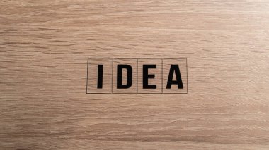 Fikir konsepti. Tahta bir masada 