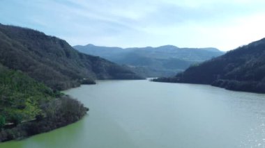 Göl ve dağ manzarası. İlkbaharda dağda göl. Türkiye 'nin doğal güzellikleri. Yeşil ağaçlar, su ve mavi gökyüzü manzarası
