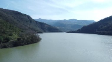 Göl ve dağ manzarası. İlkbaharda dağda göl. Türkiye 'nin doğal güzellikleri. Yeşil ağaçlar, su ve mavi gökyüzü manzarası