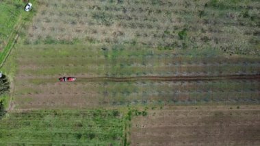 Sürdürülebilir tarım. Deresi olan bir vadideki tarım alanının havadan görünüşü. Çevresel sürdürülebilirlik