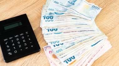 Türk lira banknotları ve hesap makinesi. Muhasebe kavramı.