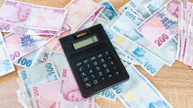 Türk lira banknotları ve hesap makinesi. Muhasebe kavramı.