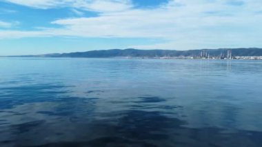 Petrol rafinerisinin havadan görünüşü. Denizin karşısındaki bir petrol rafinerisinin insansız hava aracı görüntüsü. Dünya çevre günü kavramı.