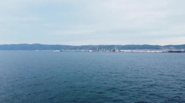 Petrol rafinerisinin havadan görünüşü. Denizin karşısındaki bir petrol rafinerisinin insansız hava aracı görüntüsü. Dünya çevre günü kavramı.