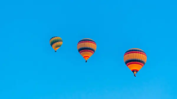 Индейка Каппадокия Воздушные Шары Летящие Над Дымоходами Феи Рассвете Каппадокии — стоковое фото