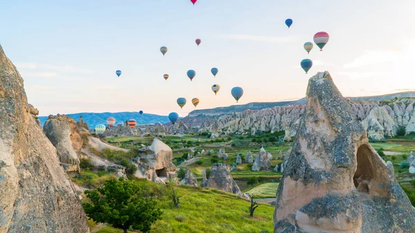 Cappadoce Turquie Montgolfières Volant Dessus Des Cheminées Des Fées Lever — Photo