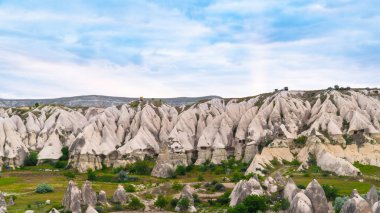 Kapadokya Türkiye 'deki peri bacaları. Kapadokya manzarası. Türkiye 'ye git. Seçici odak dahil.