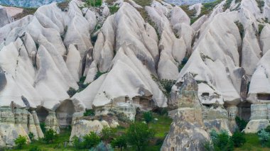 Kapadokya Türkiye 'deki peri bacaları. Kapadokya manzarası. Türkiye 'ye git. Seçici odak dahil.