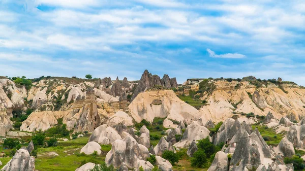 Kapadokya Türkiye 'deki peri bacaları. Kapadokya manzarası. Türkiye 'ye git. Seçici odak dahil.