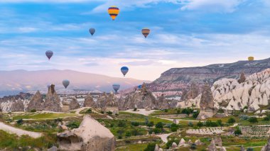 Kapadokya. Kapadokya üzerinde dramatik bir havada uçan sıcak hava balonları. Türkiye 'ye git. Seçici odak dahil
