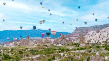 Kapadokya. Kapadokya üzerinde dramatik bir havada uçan sıcak hava balonları. Türkiye 'ye git. Seçici odak dahil