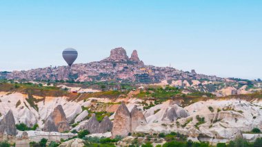Kapadokya. Kapadokya üzerinde dramatik bir havada uçan sıcak hava balonları. Türkiye 'ye git. Seçici odak dahil