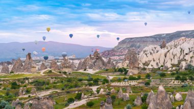 Kapadokya. Kapadokya üzerinde dramatik bir havada uçan sıcak hava balonları. Türkiye 'ye git. Seçici odak dahil