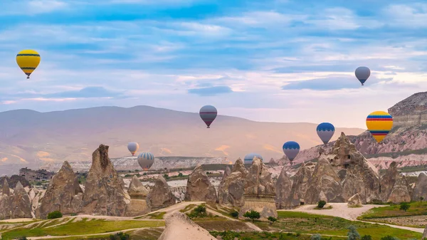 Cappadoce Des Montgolfières Survolant Cappadoce Dans Ciel Dramatique Voyage Turquie — Photo