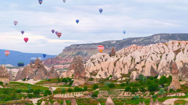 Cappadoce Des Montgolfières Survolant Cappadoce Dans Ciel Dramatique Voyage Turquie — Photo
