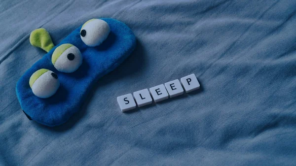 Schlafkonzept Mit Schlafmaske Auf Weichem Bettlaken Kopierraum Für Text — Stockfoto