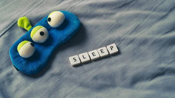 Konsep Tidur Dengan Topeng Tidur Atas Selimut Yang Lembut Salin — Stok Foto