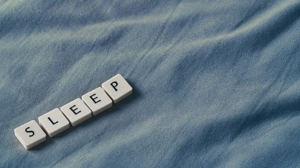 睡眠の概念 柔らかいベッドシートの上で睡眠のレタリング プレゼンテーション用のテキストテンプレートのコピースペース — ストック写真