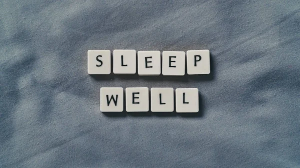 柔らかいベッドのシーツの上でよく言葉を眠る 睡眠の健康の概念 テキストのコピースペース — ストック写真
