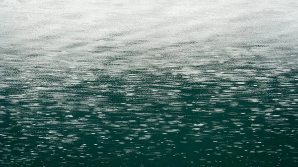 Raindrops Water Surface Raindrops Falling Teal Colored Water Minimal Background — Stock Photo, Image