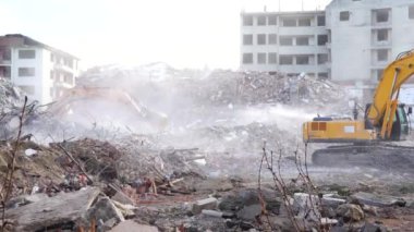 Türkiye 'de kentsel dönüşüm. Şehir yenilenmesi. Yenilerini yapmak için eski binaları yıkıyorlar. İnşaat alanında çalışan bir kazıcı. İstanbul, Türkiye, 17 Haziran 2023.