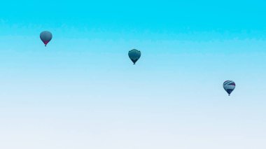 Kapadokya hindisi. Kapadokya 'da güneş doğarken bacaların üzerinde uçan sıcak hava balonları. Türkiye 'ye git. Türkiye 'nin turistik simgeleri. Seçici odak dahil