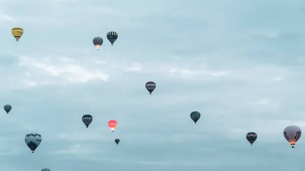 Cappadocië Turkije Warme Luchtballonnen Die Bij Zonsopgang Elfenschoorstenen Vliegen Cappadocië — Stockfoto