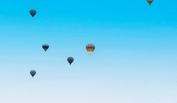 Capadocia Turquía Globos Aire Caliente Volando Sobre Chimeneas Hadas Amanecer —  Fotos de Stock