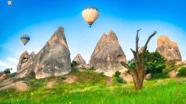 Cappadocia Törökország Hőlégballonok Repülnek Tündér Kémények Felett Napkeltekor Cappadociában Utazás — Stock Fotó