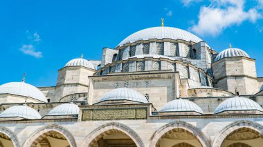 İstanbul 'daki Sultanahmet Camii. İslami fotoğraf. Kurban Bayramı ya da kurban ziyafeti konsepti. Kurban Bayrami. Tercümesi: 