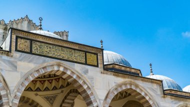 İstanbul 'daki Sultanahmet Camii. İslami fotoğraf. Kurban Bayramı ya da kurban ziyafeti konsepti. Kurban Bayrami. Tercümesi: 