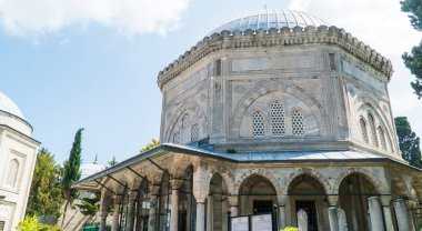 Muhteşem Sultan Süleyman 'ın İstanbul' daki mozolesi. Kanuni Sultan Süleyman Turbesi, Süleyman Camii kompleksi içinde yer almaktadır. Seçici odak dahil