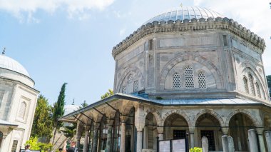 Muhteşem Sultan Süleyman 'ın İstanbul' daki mozolesi. Kanuni Sultan Süleyman Turbesi, Süleyman Camii kompleksi içinde yer almaktadır. Seçici odak dahil
